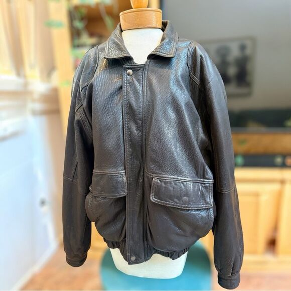 This vintage Metropolitan leather jacket is a must-have for any stylish person. - Picture 2 of 10
